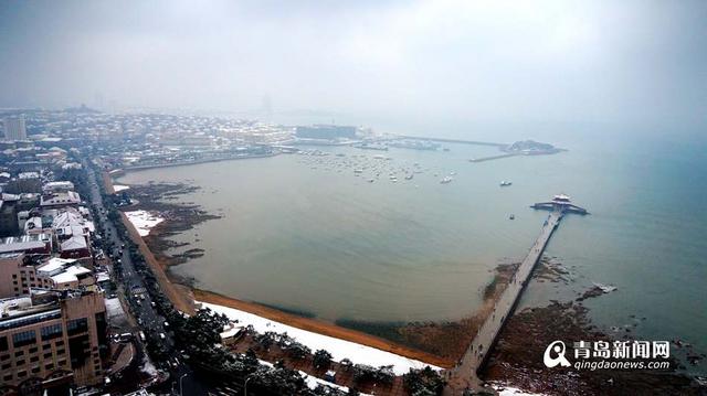 实拍雪后青岛老城 银装素裹似童话世界