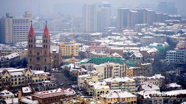 实拍雪后青岛老城 银装素裹似童话世界