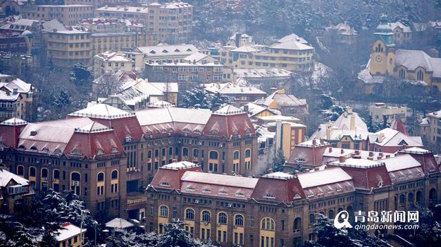 实拍雪后青岛老城 银装素裹似童话世界