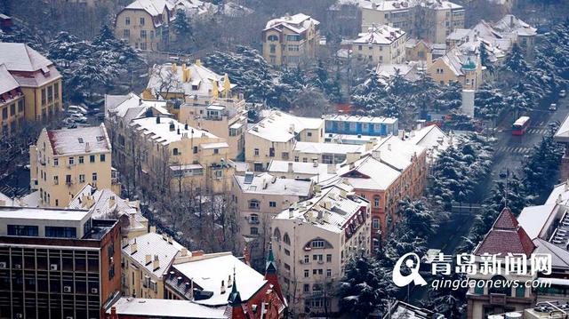 实拍雪后青岛老城 银装素裹似童话世界