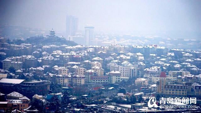 实拍雪后青岛老城 银装素裹似童话世界
