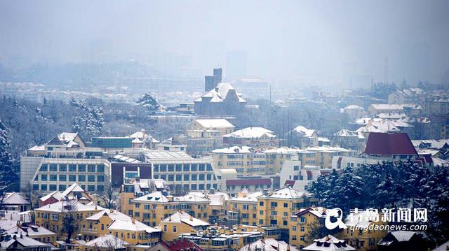 实拍雪后青岛老城 银装素裹似童话世界