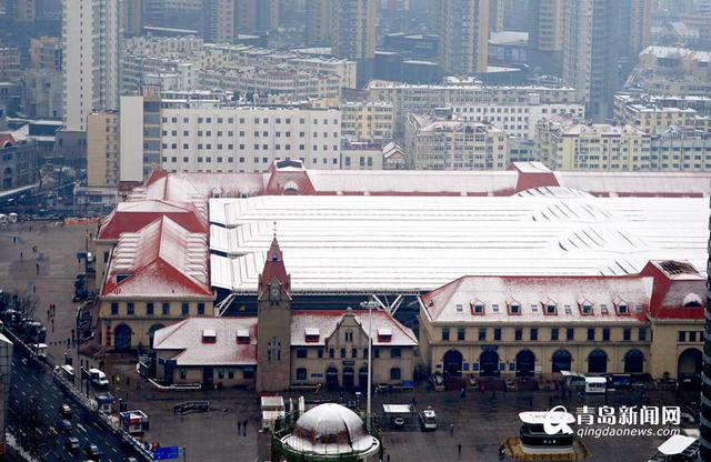 实拍雪后青岛老城 银装素裹似童话世界