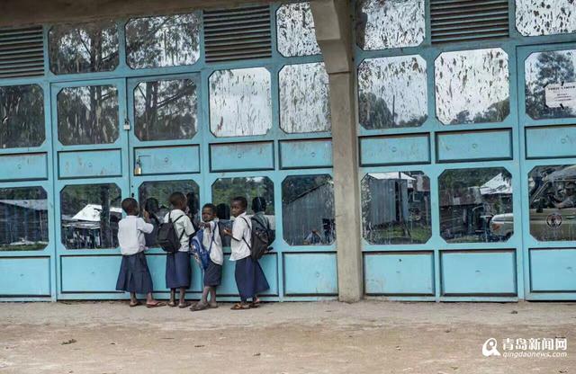 【看世界】去刚果看非洲风情 自行车用木头做