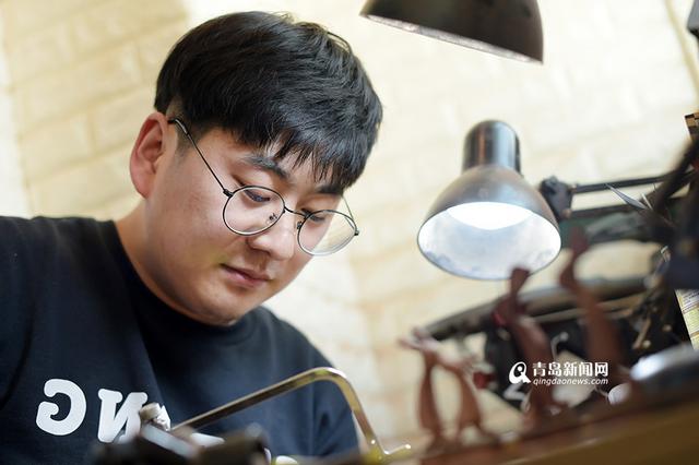 【新青年】90后兔子雕刻师 他雕的兔子没五官