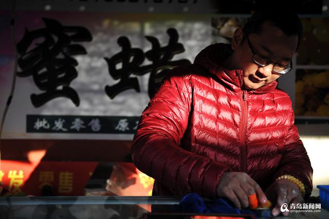 高清:青岛蜜蜡玩家 特意买假货教人如何辨真假