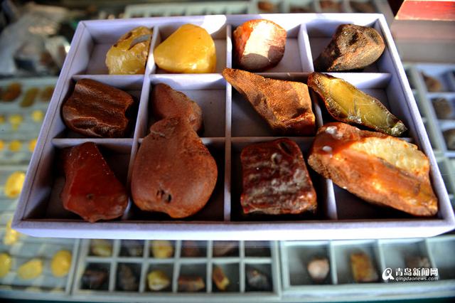 高清:青岛蜜蜡玩家 特意买假货教人如何辨真假