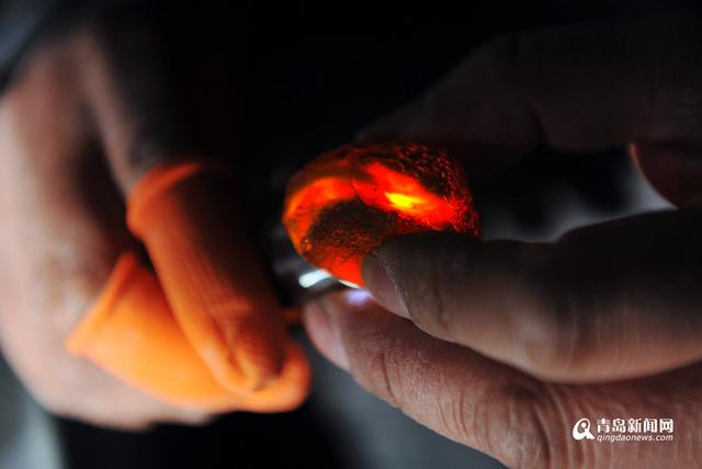 高清:青岛蜜蜡玩家 特意买假货教人如何辨真假