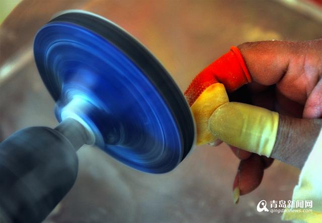 高清:青岛蜜蜡玩家 特意买假货教人如何辨真假