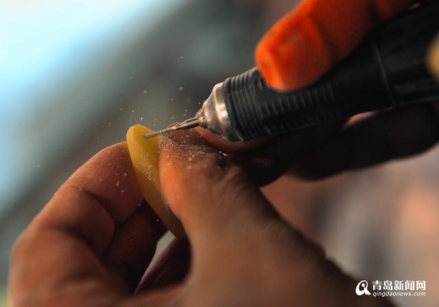 高清:青岛蜜蜡玩家 特意买假货教人如何辨真假