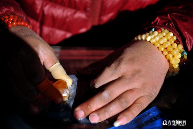 高清:青岛蜜蜡玩家 特意买假货教人如何辨真假