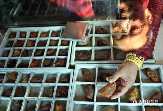 高清:青岛蜜蜡玩家 特意买假货教人如何辨真假