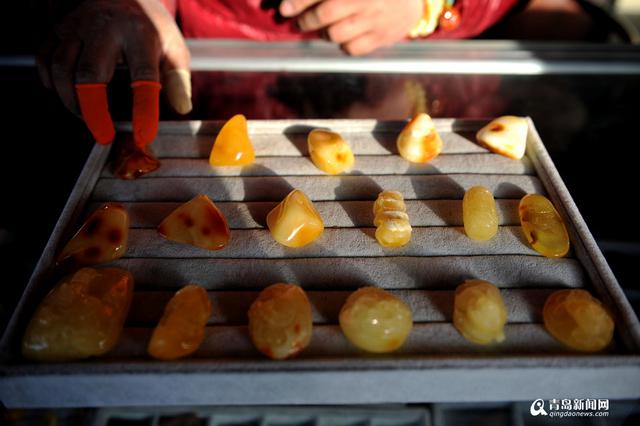 高清:青岛蜜蜡玩家 特意买假货教人如何辨真假