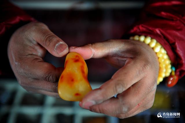 高清:青岛蜜蜡玩家 特意买假货教人如何辨真假