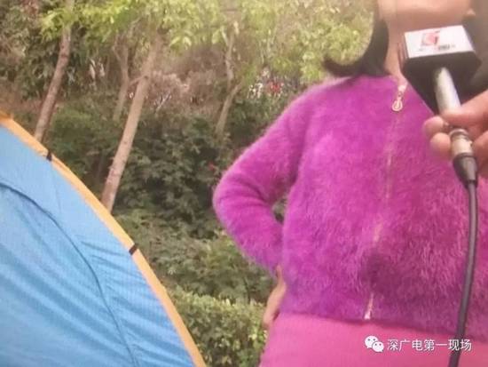 经过记者跟这位女士耐心沟通，这位女士终于从帐篷里走出来，跟记者讲述了他们一家的悲惨遭遇。