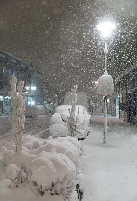 冰岛遇80年最大降雪 一天积雪51厘米银装素裹