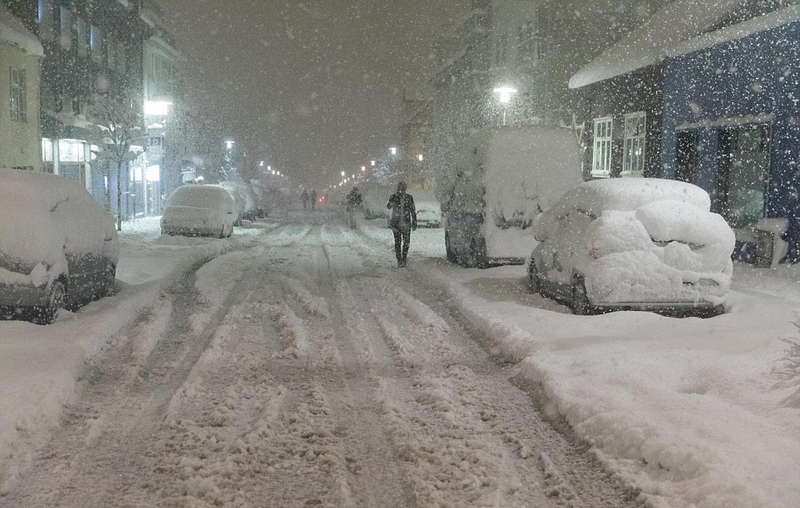 冰岛遇80年最大降雪 一天积雪51厘米银装素裹