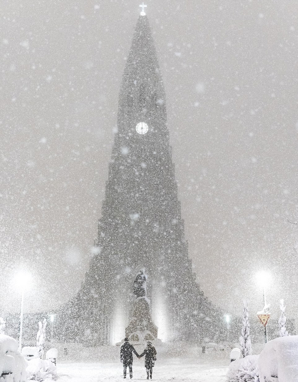 冰岛遇80年最大降雪 一天积雪51厘米银装素裹