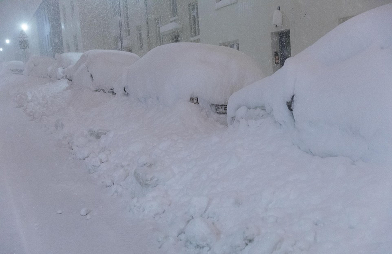 冰岛遇80年最大降雪 一天积雪51厘米银装素裹