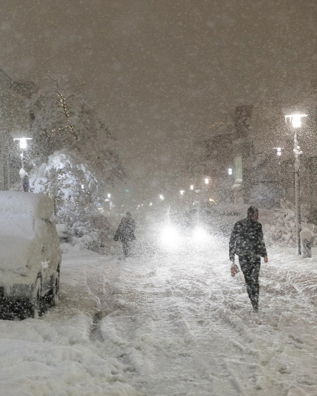 冰岛遇80年最大降雪 一天积雪51厘米银装素裹