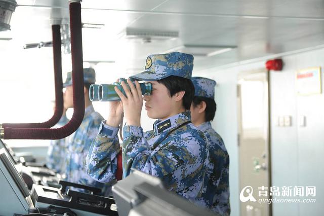 萌妹子6年变女指挥官 卸下红妆穿军装