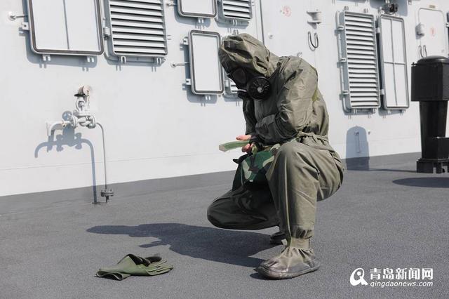 萌妹子6年变女指挥官 卸下红妆穿军装