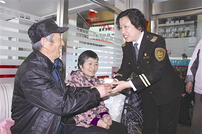 从50后到00后 青岛志愿者传承雷锋精神