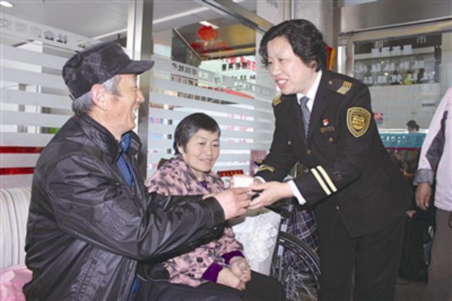 从50后到00后 青岛志愿者传承雷锋精神 从50后到00后 青岛志愿者传承雷锋精神