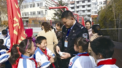 从50后到00后 青岛志愿者传承雷锋精神
