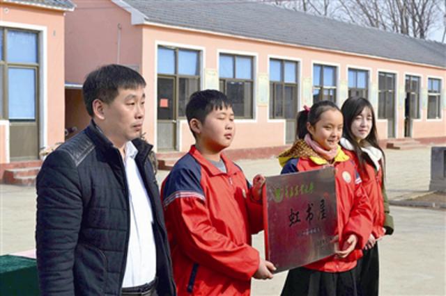 从50后到00后 青岛志愿者传承雷锋精神 从50后到00后 青岛志愿者传承雷锋精神