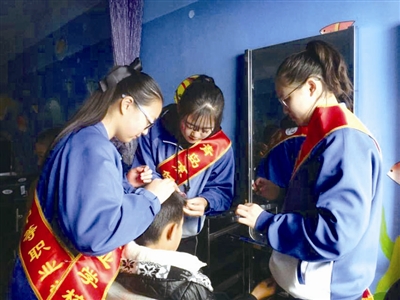 从50后到00后 青岛志愿者传承雷锋精神