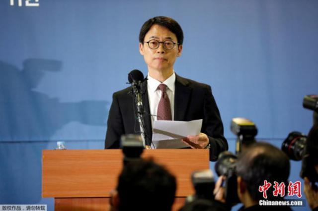2月28日,负责调查韩国总统亲信干政事件的特检组举行发布会。