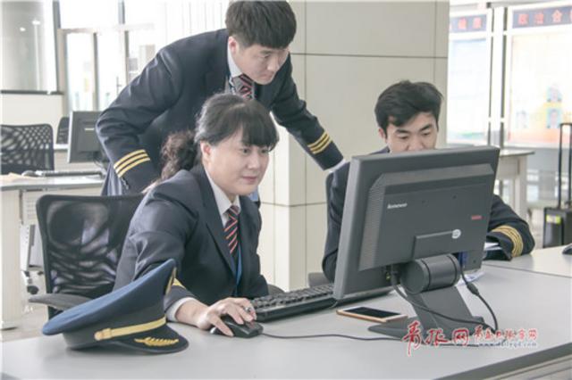 当代“花木兰”：青岛女机长的凌云壮志 