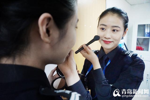 组图：实拍青岛机场女安检员 每天上千次蹲起