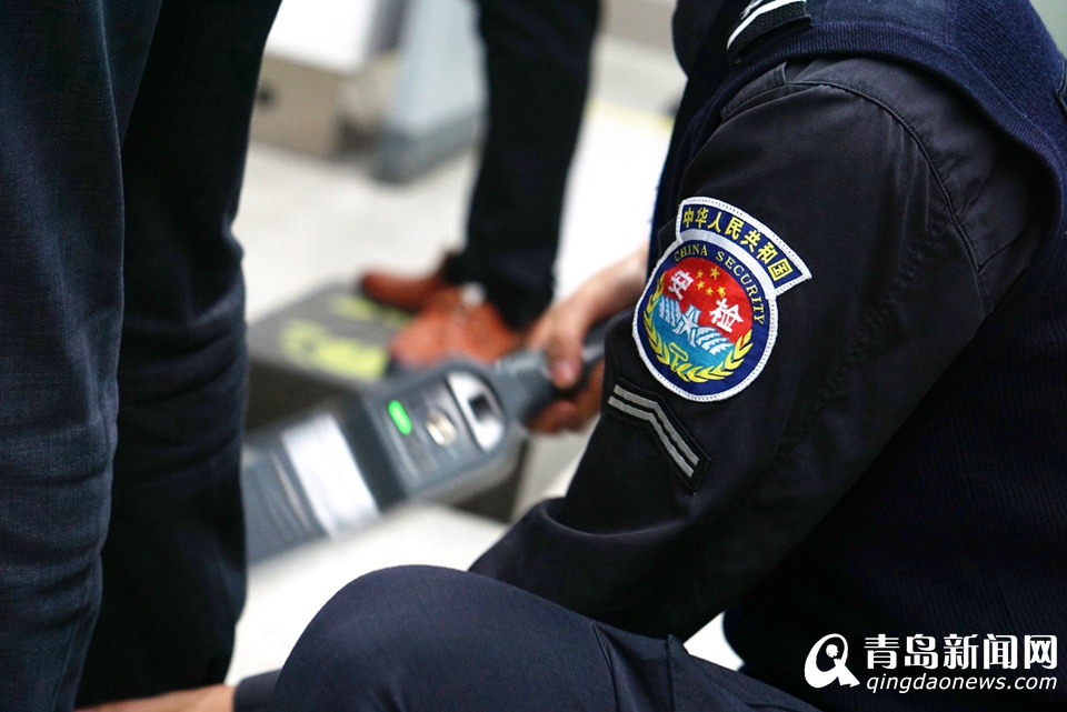 组图：实拍青岛机场女安检员 每天上千次蹲起