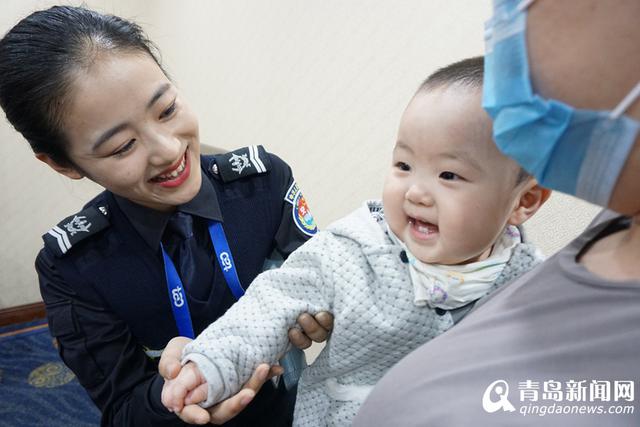 组图：实拍青岛机场女安检员 每天上千次蹲起