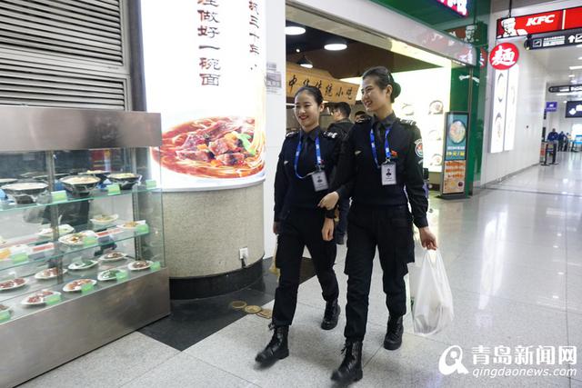 组图：实拍青岛机场女安检员 每天上千次蹲起
