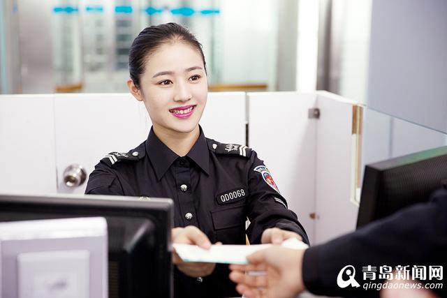 组图：实拍青岛机场女安检员 每天上千次蹲起