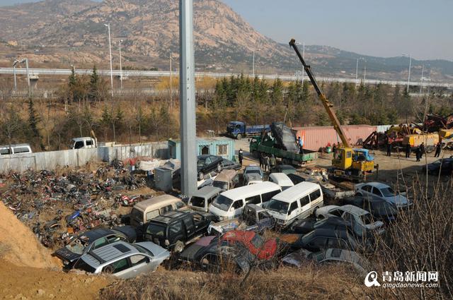 150辆报废车挤在轻轨路线旁 城管耗时5天清完