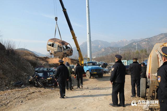 150辆报废车挤在轻轨路线旁 城管耗时5天清完