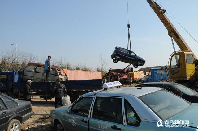 150辆报废车挤在轻轨路线旁 城管耗时5天清完