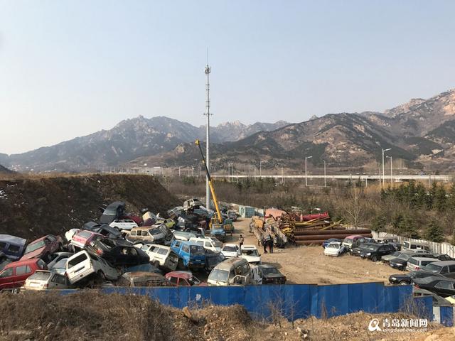 150辆报废车挤在轻轨路线旁 城管耗时5天清完