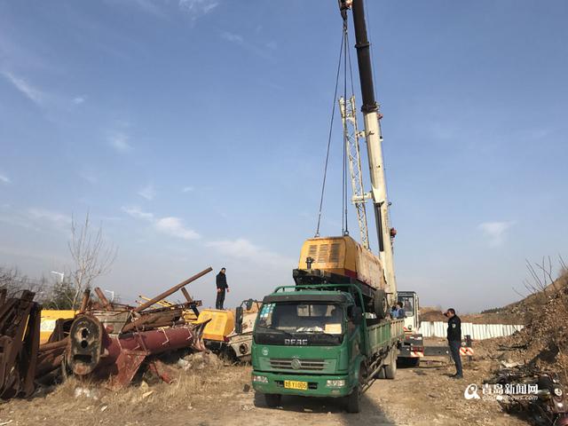 150辆报废车挤在轻轨路线旁 城管耗时5天清完