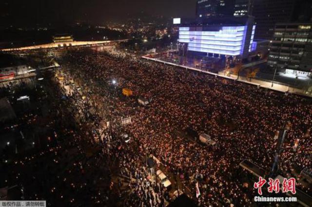 韩国民众举行要求总统朴槿惠下台的集会 韩国民众举行要求总统朴槿惠下台的集会