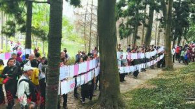 广州天河公园周末的相亲角