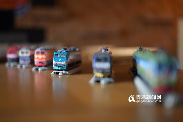 高清:95后火车迷 青岛铁路线他坐了个遍