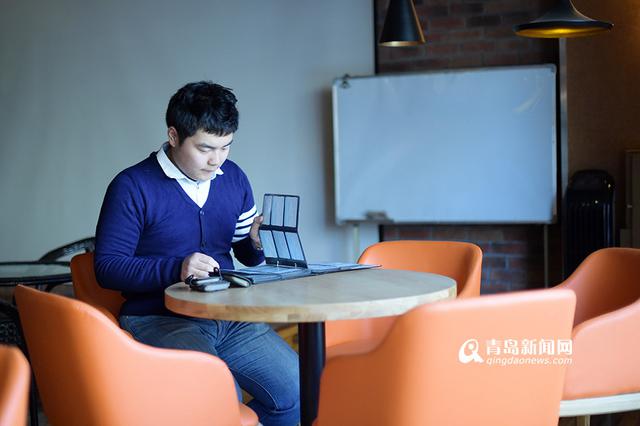 高清:95后火车迷 青岛铁路线他坐了个遍