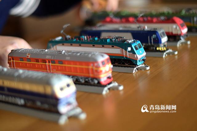 高清:95后火车迷 青岛铁路线他坐了个遍