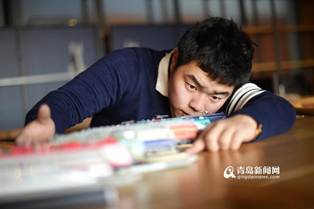高清:95后火车迷 青岛铁路线他坐了个遍