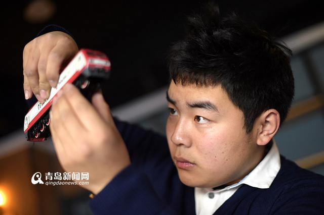 高清:95后火车迷 青岛铁路线他坐了个遍 高清:95后火车迷 青岛铁路线他坐了个遍